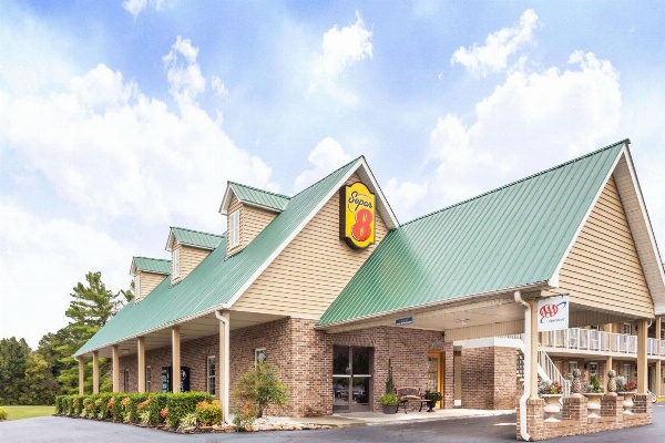 Super 8 by Wyndham Kingston image 1