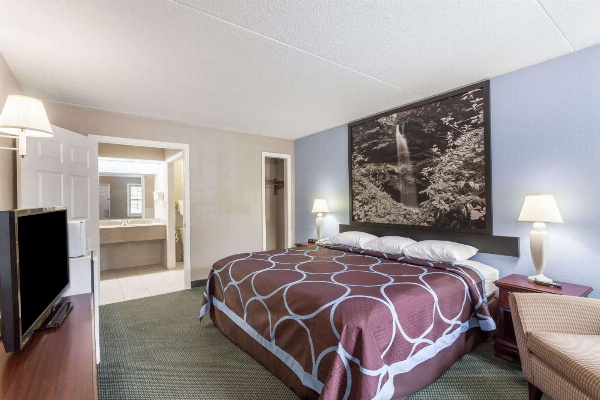 Super 8 by Wyndham Kingston image 4