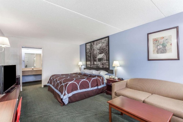 Super 8 by Wyndham Kingston image 9